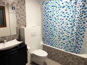 Baignoire relaxante profonde, serviettes fournies