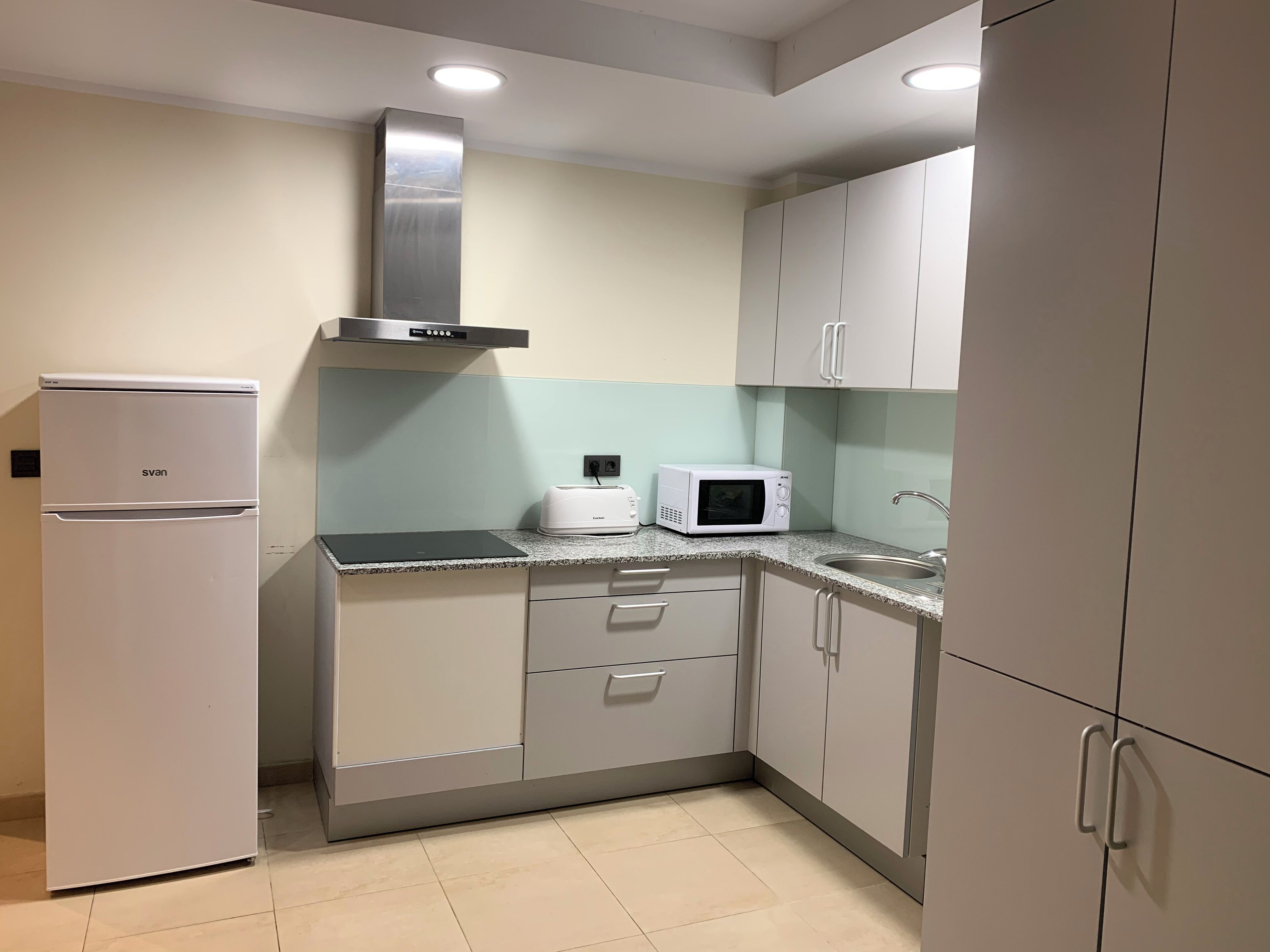 Refrigerador con congelador, microondas y parrilla de estufa 