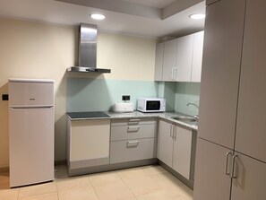 ثلاجة/مج�مد بحجم كبير، ميكروويف، موقد طهي مسطح، ماكينة لصنع الإسبريسو