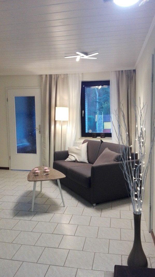 TV, bøker og stereoanlegg