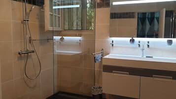 Suite (Myrtille) | Salle de bain | Articles de toilette gratuits, sĂšche-cheveux, serviettes fournies