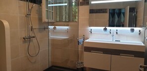 Suite (Myrtille) | Bathroom | Free toiletries, hair dryer, towels