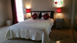 Suite (Cerise) | Dihias secara berasingan, dilengkapkan perabot secara berasingan 