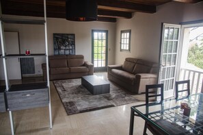 Apartment (Cocoon) | Ruang tamu | TV skrin rata 