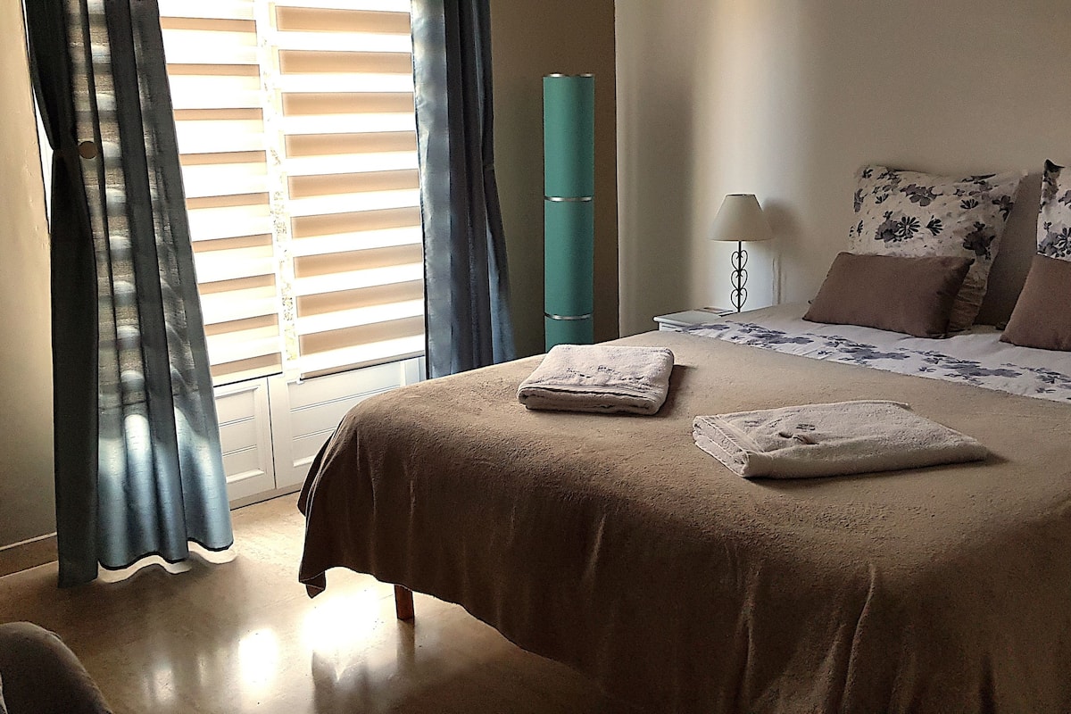 Camera familiare | Con stile personalizzato, con arredamento individuale, tende oscuranti