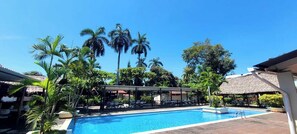 2 albercas al aire libre y sombrillas en la alberca 