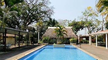 2 hồ bơi ngoài trời, dù/ô trên bãi biển/hồ bơi