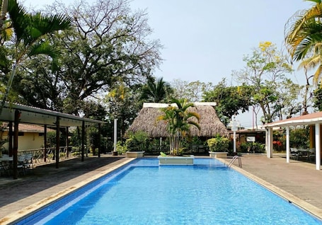 2 piscinas al aire libre, sombrillas