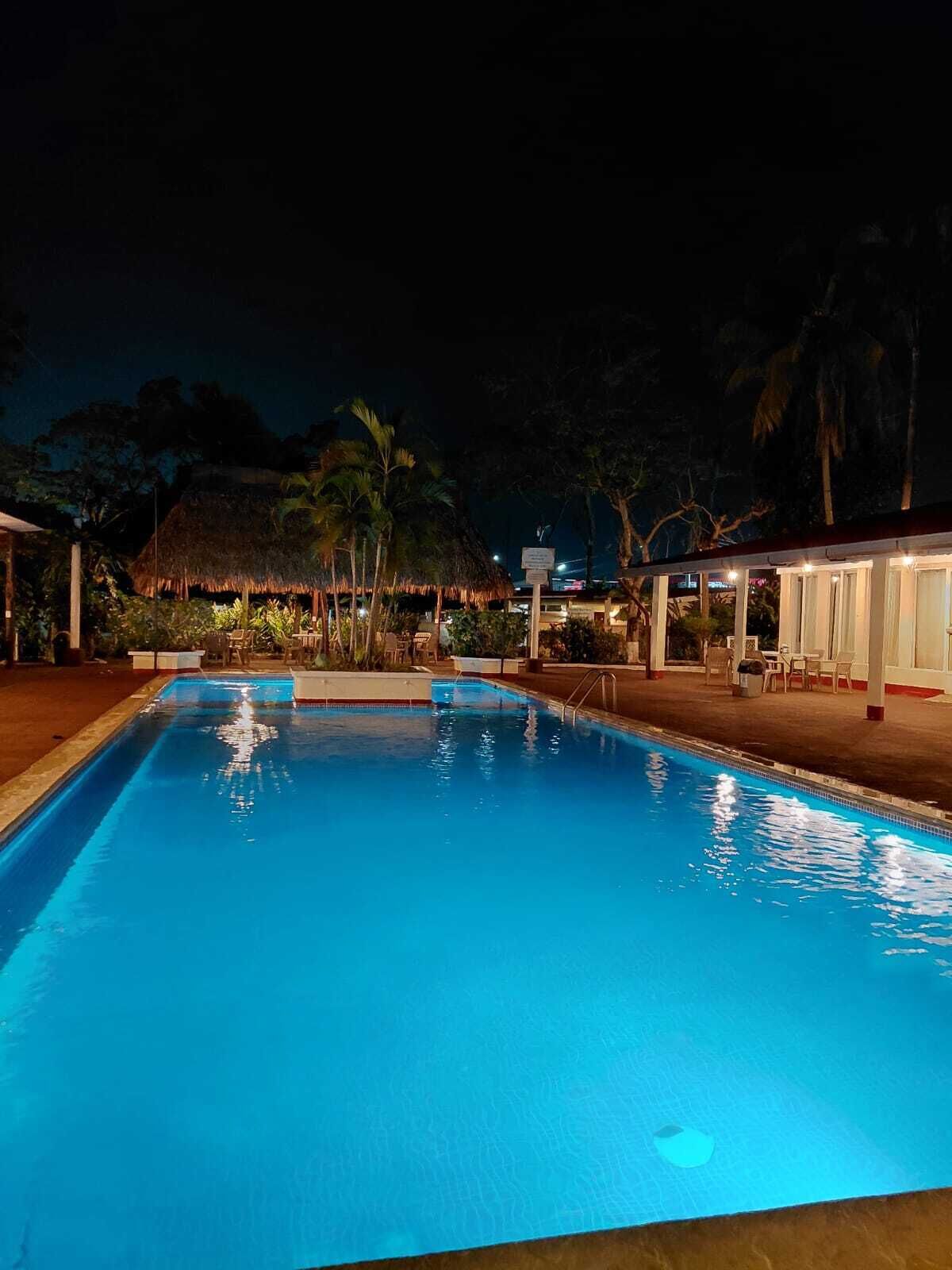 2 piscines extérieures, parasols de plage