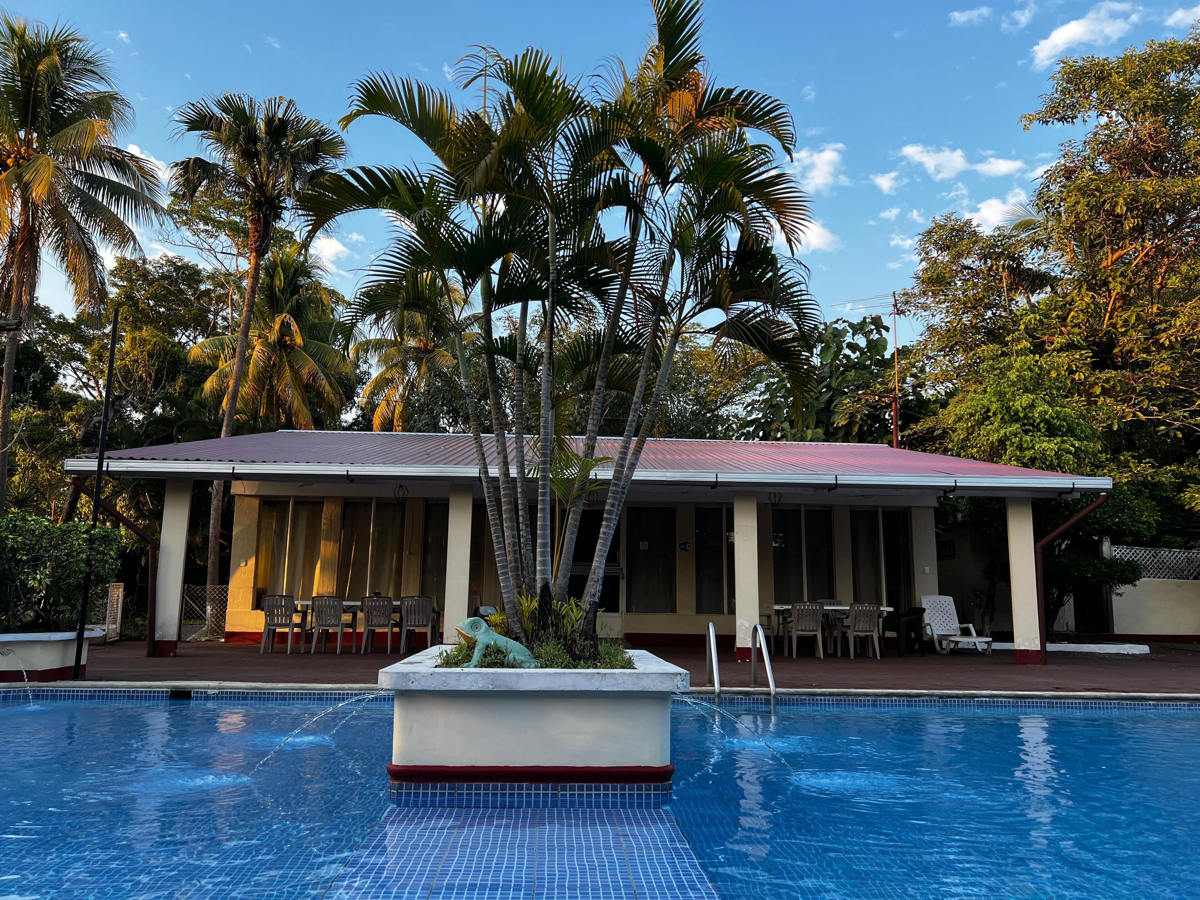 2 من حمّامات السباحة الخارجية، مظلات على حمّام السباحة