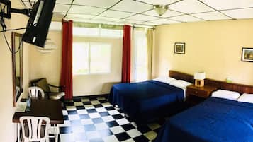 Kamar Double Basic, 2 Tempat Tidur Double, Bebas Asap Rokok | Seprai linen