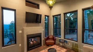 Condo, 3 habitaciones, para no fumadores | Sala de estar | Televisión y chimenea