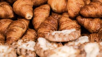 بوفيه فطور مجانًا يوميًا