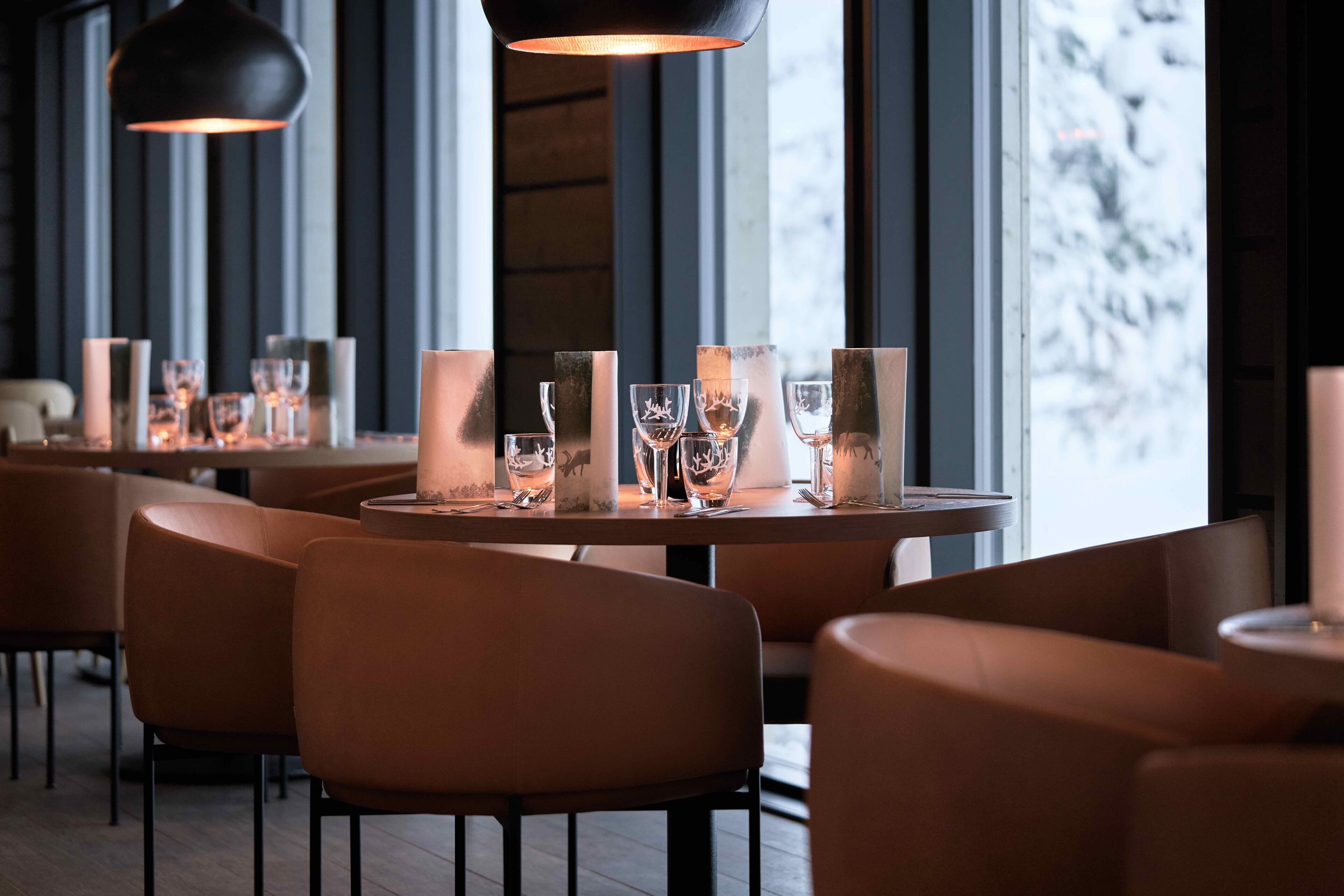 lunch, dinner, brunch served; international cuisine