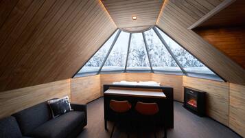 Design-mökki | Minibaari, tallelokero huoneessa, työpöytä, äänieristys