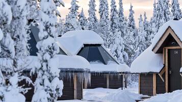 ميني بار وخزنة داخل الغرفة ومكتب وتجهيزات عازلة للصوت