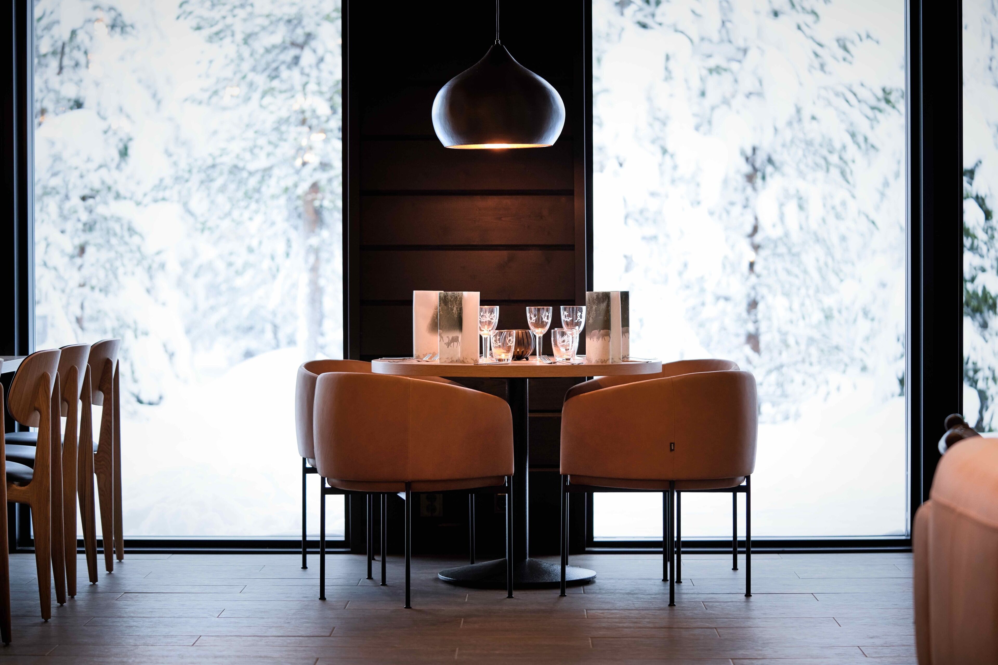 lunch, dinner, brunch served; international cuisine