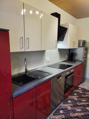 Kjøleskap, mikrobølgeovn, ovn og kokeplater