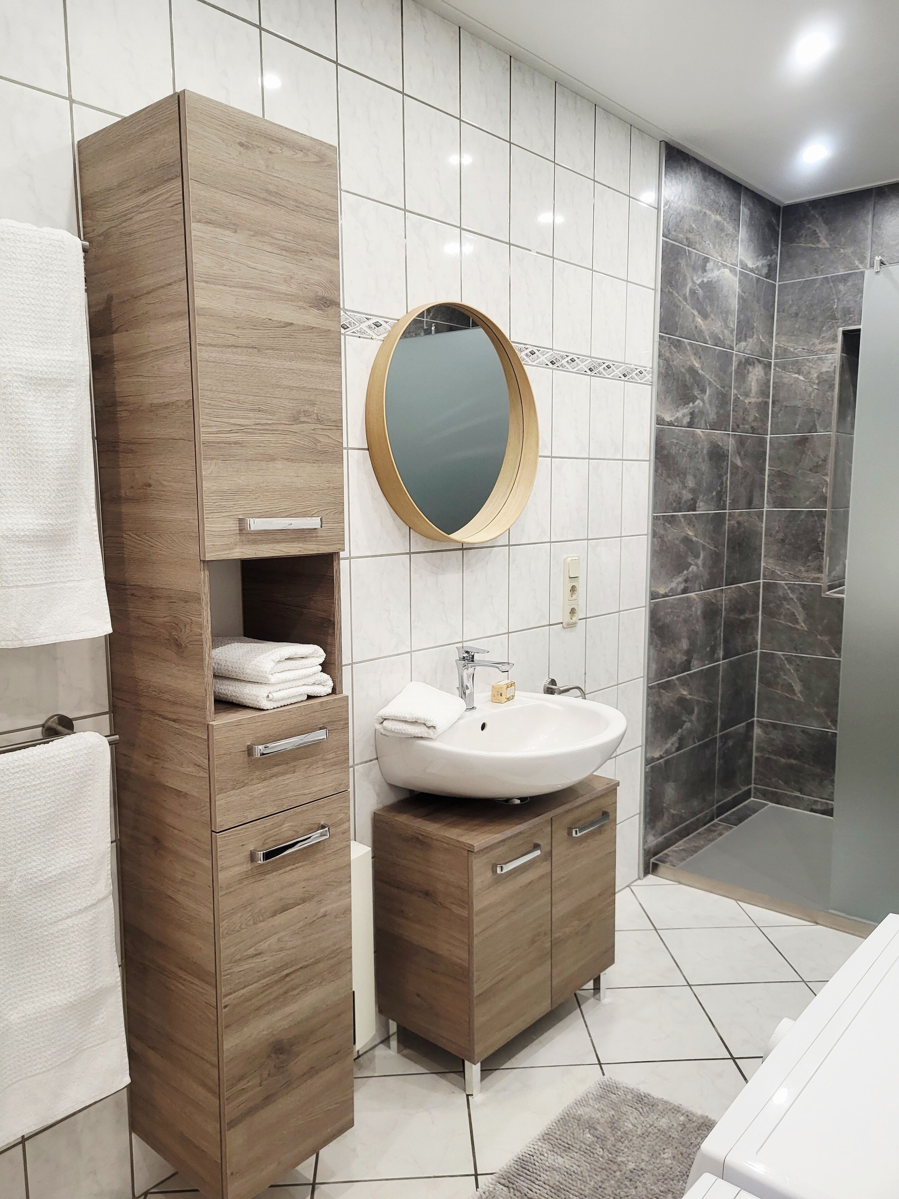 Combined shower/bathtub, hair dryer, towels, soap