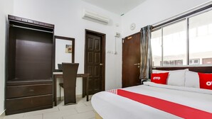 A hotel room with a bed, desk, wardrobe, and a window with curtains. - OYO 89571 Eco Palace Hotel (Kuala Lumpur)