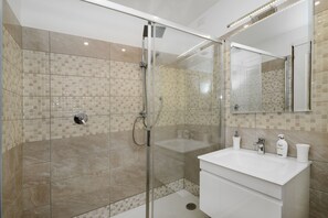 Badkar, hårtork, bidé och handdukar