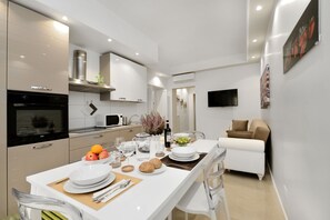 Kylskåp, mikrovågsugn, ugn och spishäll