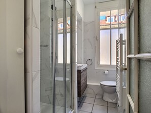 Douche, sèche-cheveux