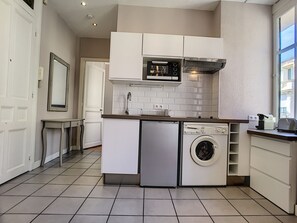 冷蔵庫、オーブン、コーヒー / ティーメーカー、電気ポット