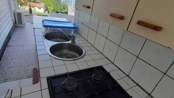 KjĂžleskap, mikrobĂžlgeovn, ovn og kokeplater