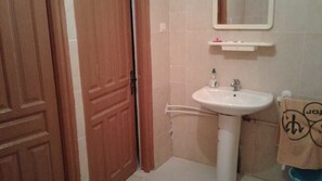 Shower, rainfall showerhead, free toiletries, towels