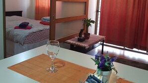Familie appartement, 2 slaapkamers, privébadkamer | Dineren in de kamer