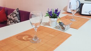 Familie appartement, 2 slaapkamers, privébadkamer | Dineren in de kamer