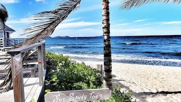 Sulla spiaggia, lettini da mare, teli da spiaggia