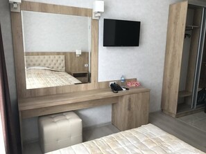 Standard-huone, 1 keskisuuri parisänky | Pimennysverhot, silitysrauta/-lauta, ilmainen Wi-Fi, vuodevaatteet