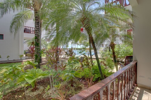 Waterfront getaway with full kitchen, lush grounds - pool & beach access