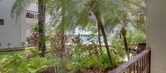 Waterfront getaway with full kitchen, lush grounds - pool & beach access
