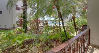 Waterfront getaway with full kitchen, lush grounds - pool & beach access
