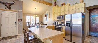 Awesome Retreat Pool ,Hot tub, 2 car garage