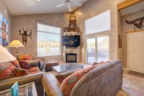 智能电视、壁炉、DVD 播放器、影片库