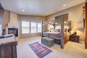 3 chambres, fer et planche à repasser, lit de bébé portatif