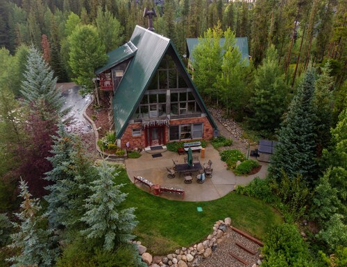 Large Upscale Retreat off Vasquez Rd. Sleeps 14