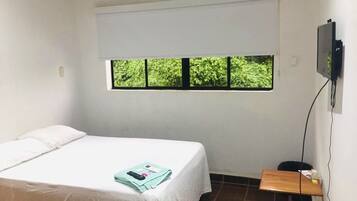 Habitación Confort, 1 cama doble, no fumadores | Caja fuerte, tabla de planchar con plancha, wifi gratis y ropa de cama