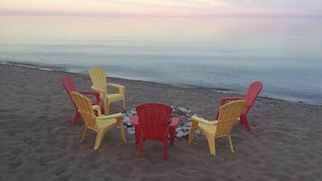 Accommodatie ligt op het strand, ligstoelen