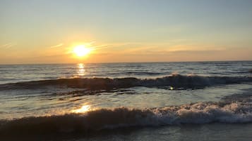 Na praia, espreguiçadeiras