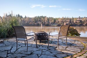 Property grounds - Remodeled Guesthouse with separate Riverfront Patio and dock+river access (Milwaukie)