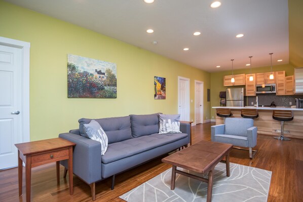 Smart TV, video games, Netflix, books - Remodeled Guesthouse with separate Riverfront Patio and dock+river access (Milwaukie)