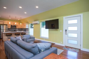 Smart TV, video games, Netflix, books - Remodeled Guesthouse with separate Riverfront Patio and dock+river access (Milwaukie)