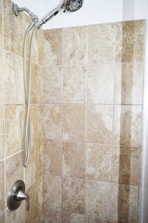 Chuveiro, secador de cabelo, toalhas de banho, sabonete