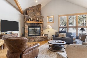 Smart TV, fireplace