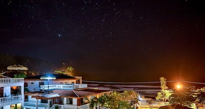 Condo dans le complexe avec vue sur l'océan et accÚs à la piscine partagée prÚs de la plage